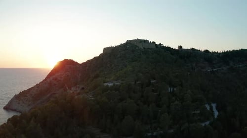 Vue du coucher du soleil du village d'Asos sur la côte ouest de Céphalonie, Grèce, Europe