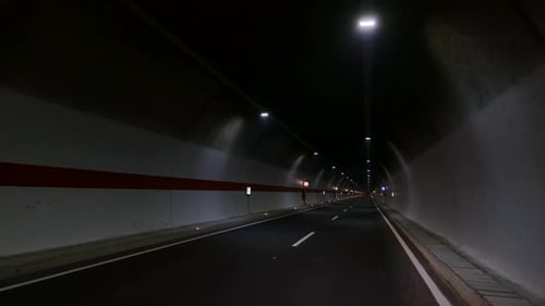 Túnel de carretera nocturna