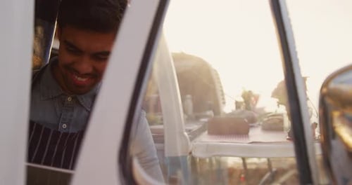 Joven en el camión de comida