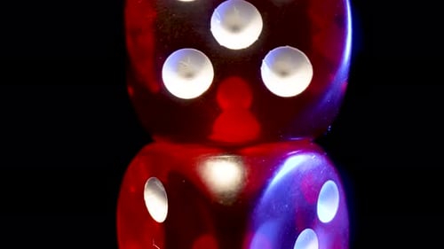 Rote Würfel drehen sich auf einem isolierten schwarzen Hintergrund