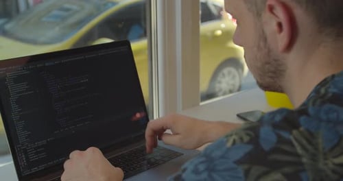 Close Up Man Coding Html e Programação em Monitores de Tela, Desenvolvimento Web, Desenvolvedor.