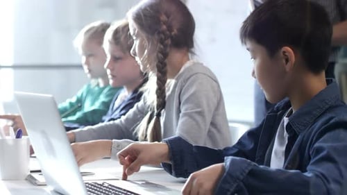 Schüler der Grundschule tippen am Computer