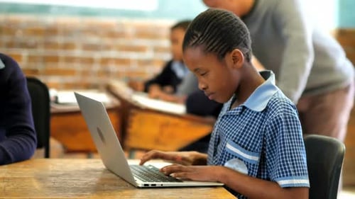 Schüler verwenden Laptop und digitales Tablet im Klassenzimmer 4k