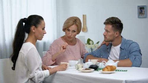Madre seria enseñando a nuera a comportarse, Sissy Boy, Relaciones familiares