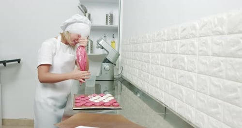 Making Pink Macarons