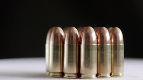 Nahaufnahme vieler Munition sind in einer Reihe angeordnet und mit einer rotierenden Plattform gedreht. 4K, 50fps