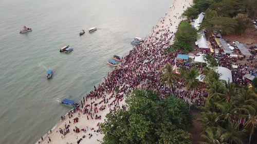 A pesar del coronavirus COVID-19, multitudes asisten a un evento religioso hindú