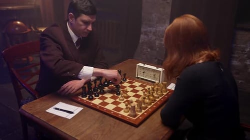 Königin und Mann spielen Schach
