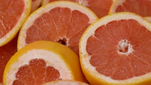 Grapefruit in Scheiben geschnitten. Winterliches Essen.