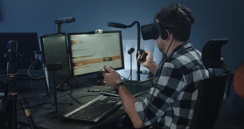 Entwickler spielt ein VR-Spiel oder einen Simulator