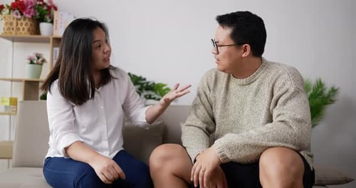 Couples qui se disputent avec des problèmes au sein de la famille.