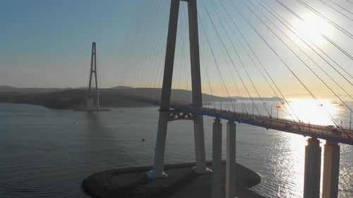Luftaufnahme der Russkiy-Kabelbrücke bei Sonnenuntergang in einer Stadt in Wladiwostok, Russland