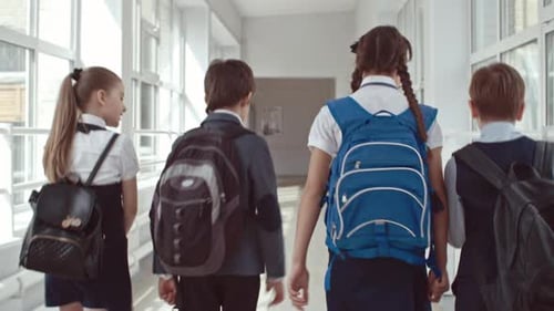 Crianças em idade escolar conversando a caminho das aulas