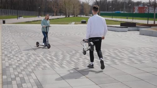 L'homme porte un scooter