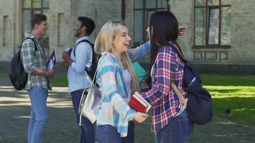 Jovens Alegre Mulheres Estudantes Abraçando Um Ao Outro Reunião Depois das Férias de Verão