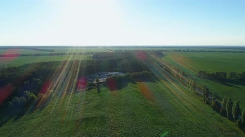 Vue Aérienne Immense Décharge En Été Au Coucher Du Soleil Ou Au Lever Du Soleil Autour De La Forêt