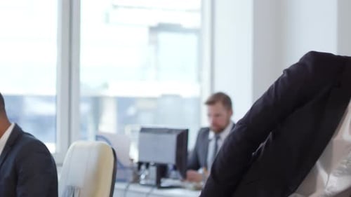 Trabalhadora fazendo ginástica no escritório