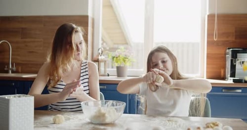 Mãe e filha cozinhando juntas na cozinha em casa