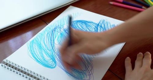 Kunsttherapie und Anti-Stress-Konzept. Entspannung durch Zeichnen.