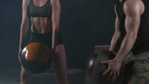 Zwei Athleten machen energetische Kniebeugen