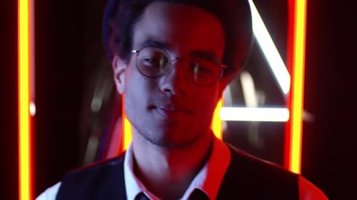 Retrato de jovem homem de raça mista na moda