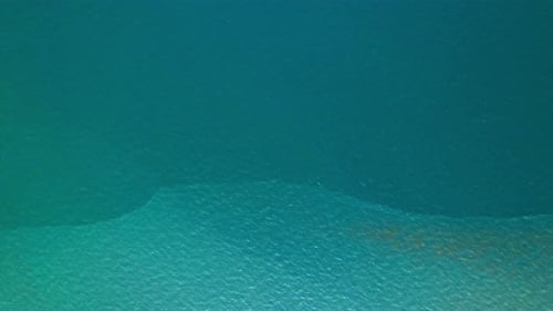 Drone aérien 4K de belles vagues de la mer, survol de la mer.