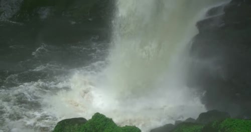 Wasserfall im Dschungel