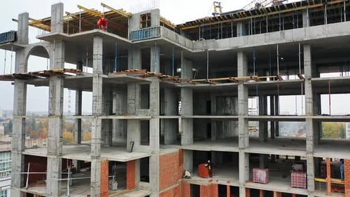 Edificio en proceso de construcción. Obra en construcción a vista de pájaro en megaciudad