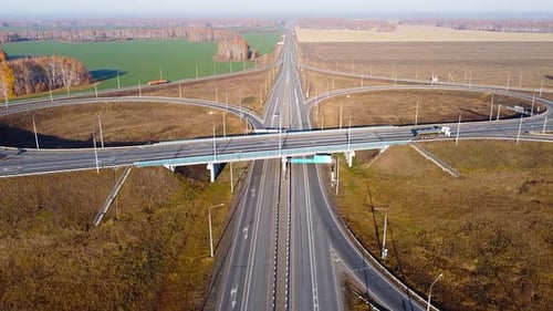 Vue aérienne Drone de la route de jonction à plusieurs niveaux avec des voitures en mouvement