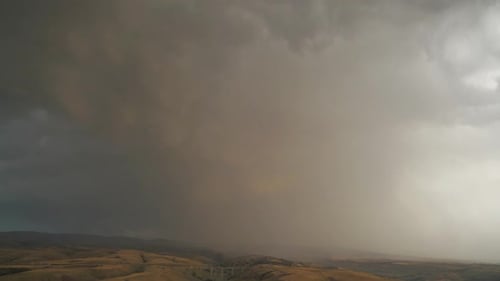 8K dicke geschichtete Sturm-Regenwolke nähert sich