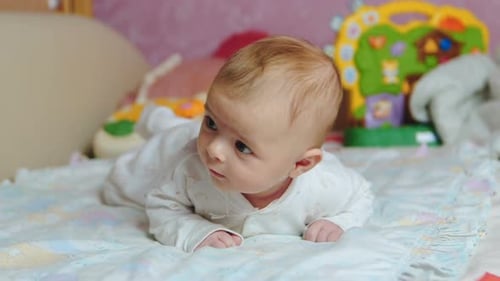 ребенок держит голову лежа на животе