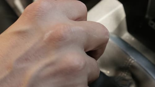 Tocando a alavanca de mudança de marchas manual no carro: vídeo 4K