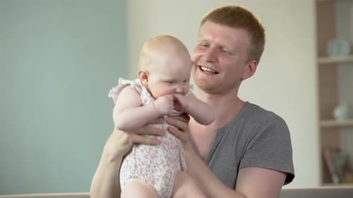 Glücklicher Vater spielt mit süßem kleinen Mädchen und genießt bewusste Elternschaft