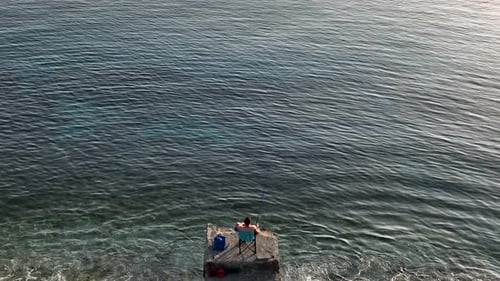 Ein Fischer fängt Fische im Meer Luftbild 4 K