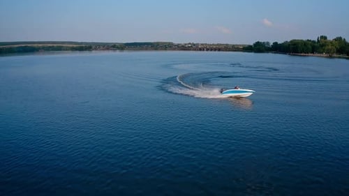 Schnellboot segelt entlang des Flusses. Luftaufnahme eines Kreuzfahrt-Schnellbootes auf einem ruhigen Fluss