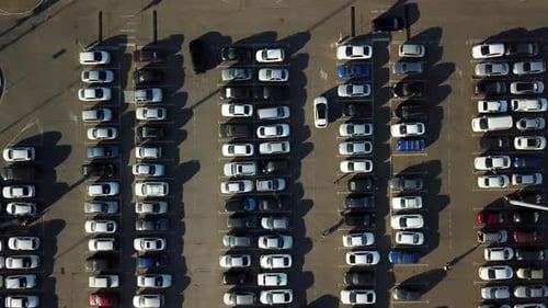 Luftaufnahme von Parkplätzen mit geparkten Autos
