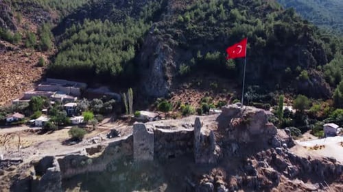 Des montagnes avec de vieux bâtiments et des ruines filmées par Drone lors d'une chaude journée d'été en Turquie