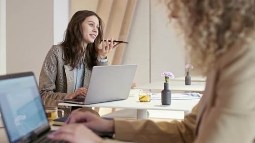 Femmes pigistes travaillant dans des bureaux modernes