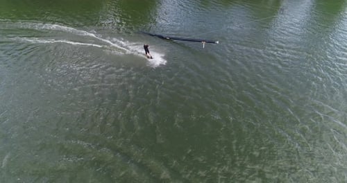 Wakeboarding, el deportista surfea en el agua, monta en una tabla de wakeboard y realiza trucos