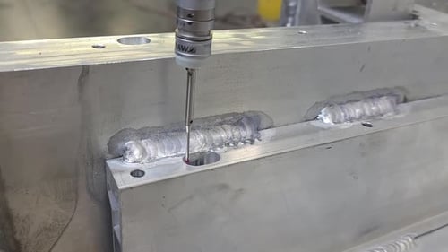 Machine MMT mesurant un assemblage en aluminium avec des extrusions et des soudures CMT MIG, vérifiant un trou et sl