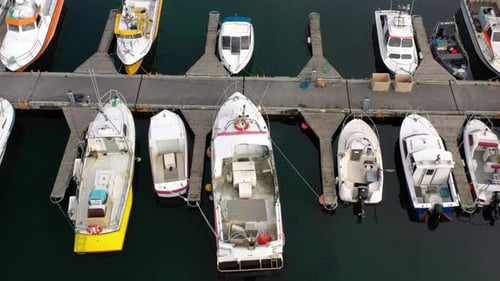 Marina mit Fischereifahrzeugen und Freizeitbooten. - aerial