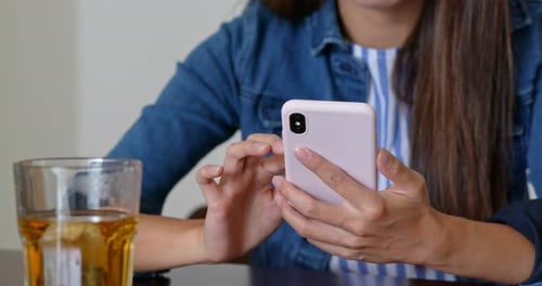 Frau arbeitet zu Hause am Handy