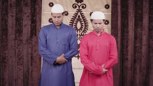 Homens muçulmanos realizando rituais Namaz