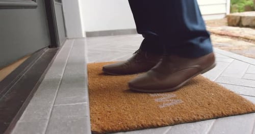 Hombre que entra en una cómoda casa 4k
