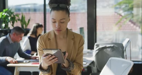 Mujer joven usando tableta