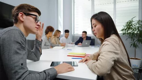 Managers multiethniques discutant des statistiques sur tablette