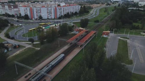Estación de tren en las afueras. Un tren pasa por la estación. Volando al anochecer al atardecer
.