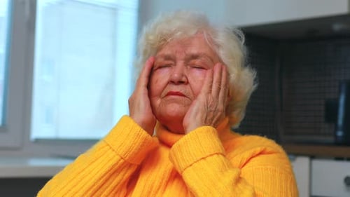 Coup de tête d'une femme âgée souffrant de maux de tête à la maison