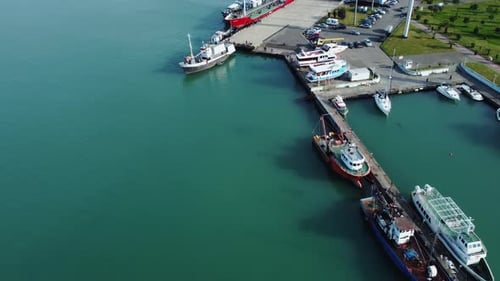 Luftbild von Hafen und Schiffen