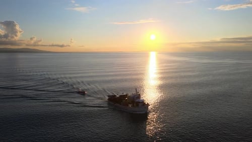 Ein Fischerboot, das in der blauen Meeresantenne segelt